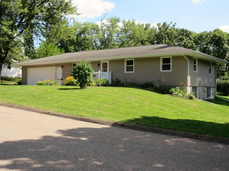 318 9th St E, Wabasha, MN 55981