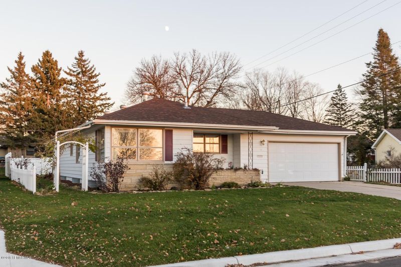 114 3rd Ave NE, Stewartville, MN 55976