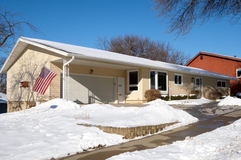 1221 20th St NW, Rochester, MN 55901