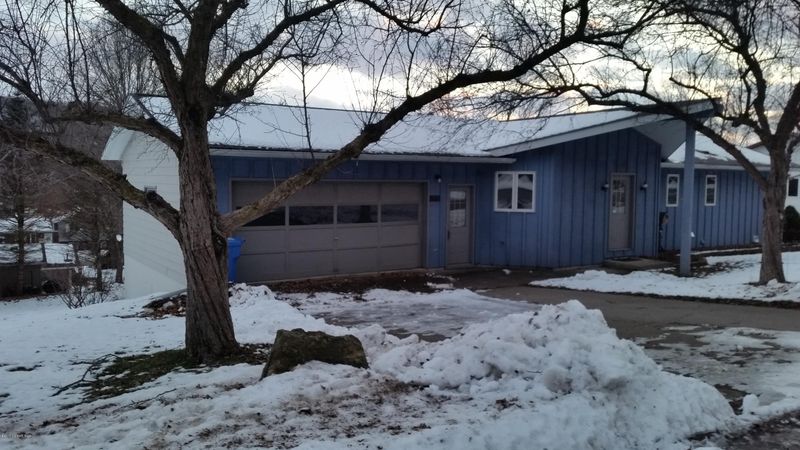 452 Sunnyview Dr, Rollingstone, MN 55969