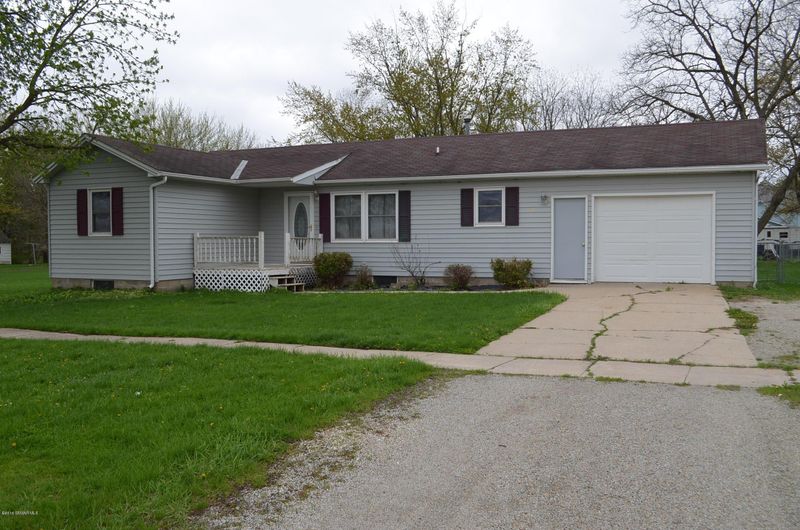 110 4th St, Lyle, MN 55953