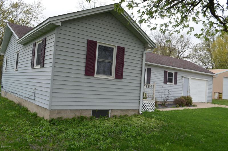 110 4th St, Lyle, MN 55953