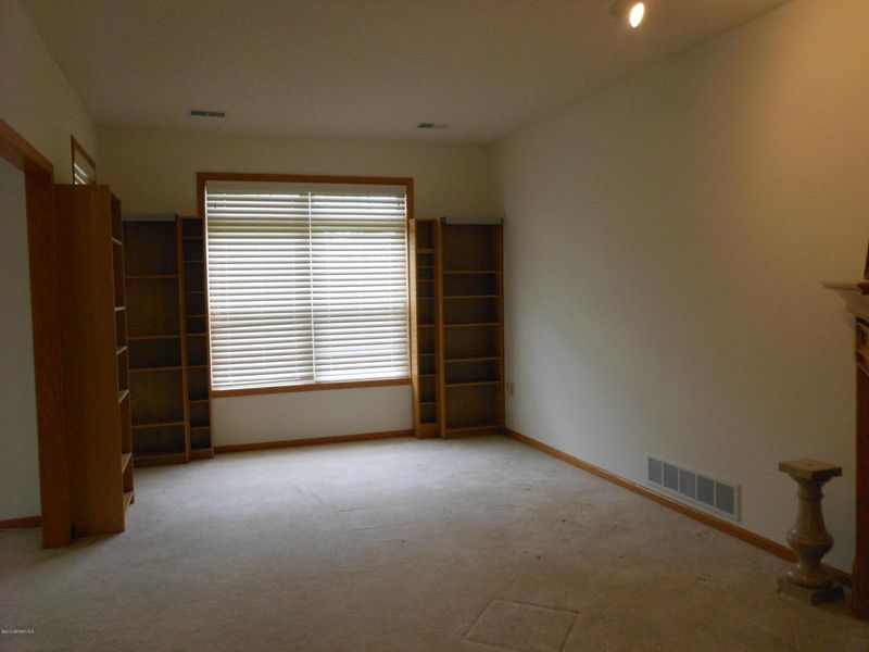 2006 Oak Tree Ln, Austin, MN 55912