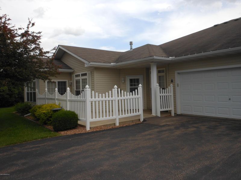 2006 Oak Tree Ln, Austin, MN 55912