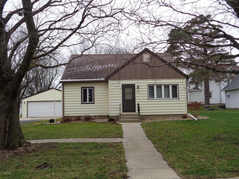 204 4th St, Lyle, MN 55953