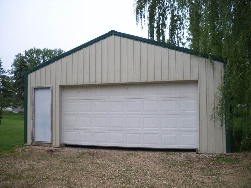211 E Sargent Rd, Le Roy, MN 55951