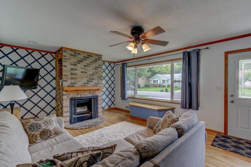 120 37th Ave NW, Rochester, MN 55901