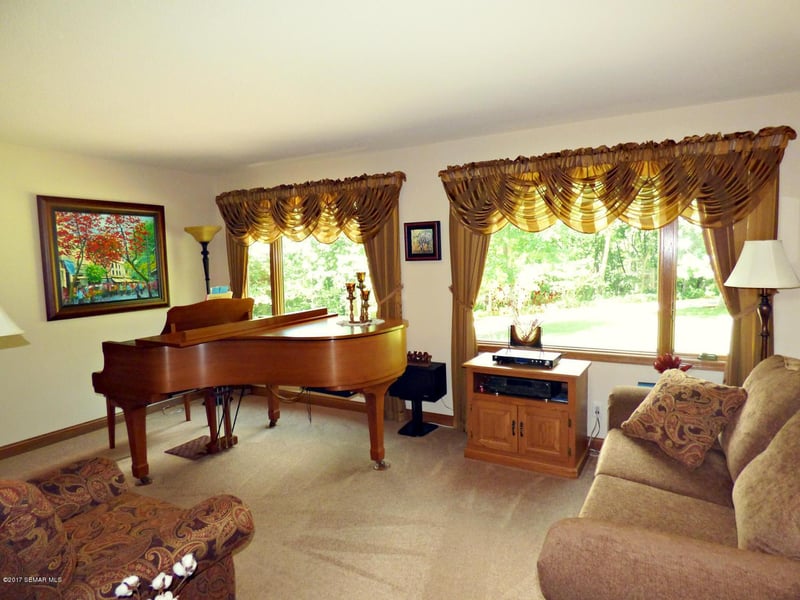 17611 Nine Oaks Dr, Spring Grove, MN 55974