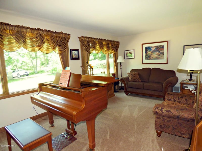 17611 Nine Oaks Dr, Spring Grove, MN 55974