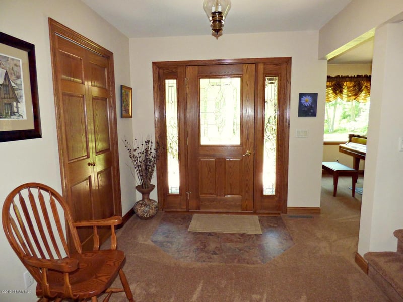17611 Nine Oaks Dr, Spring Grove, MN 55974