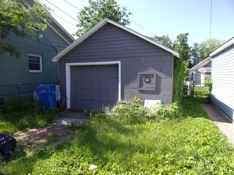 724 E 9th St, Winona, MN 55987