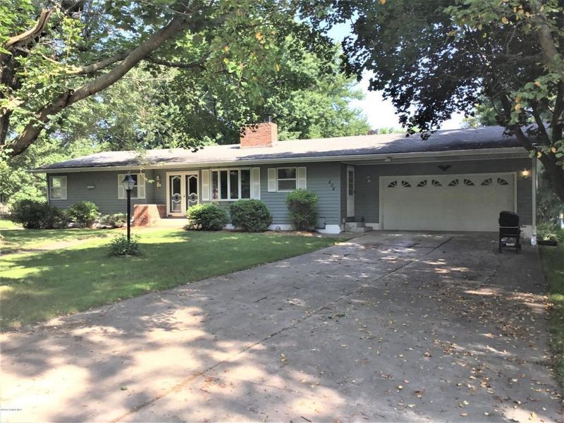 404 3rd St NW, Dodge Center, MN 55927
