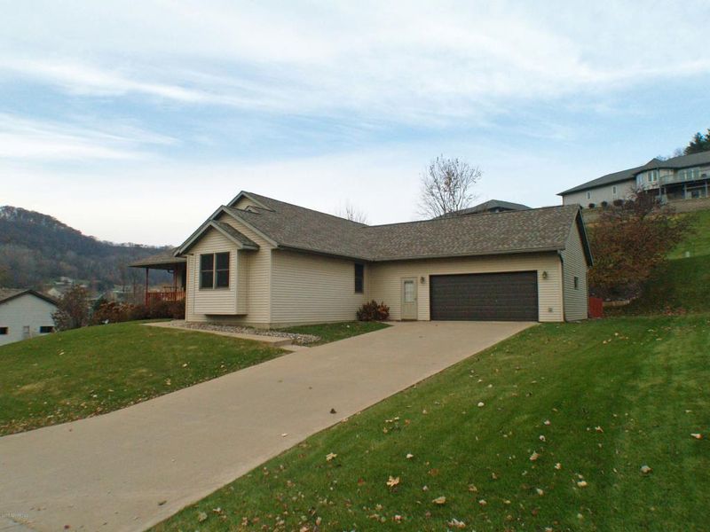 520 Regent Dr, La Crescent, MN 55947