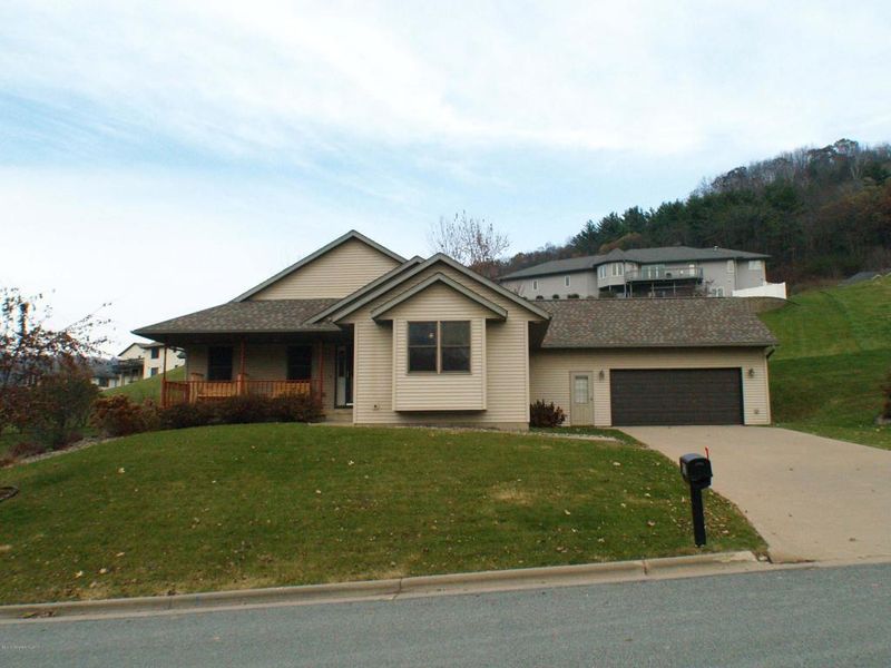 520 Regent Dr, La Crescent, MN 55947