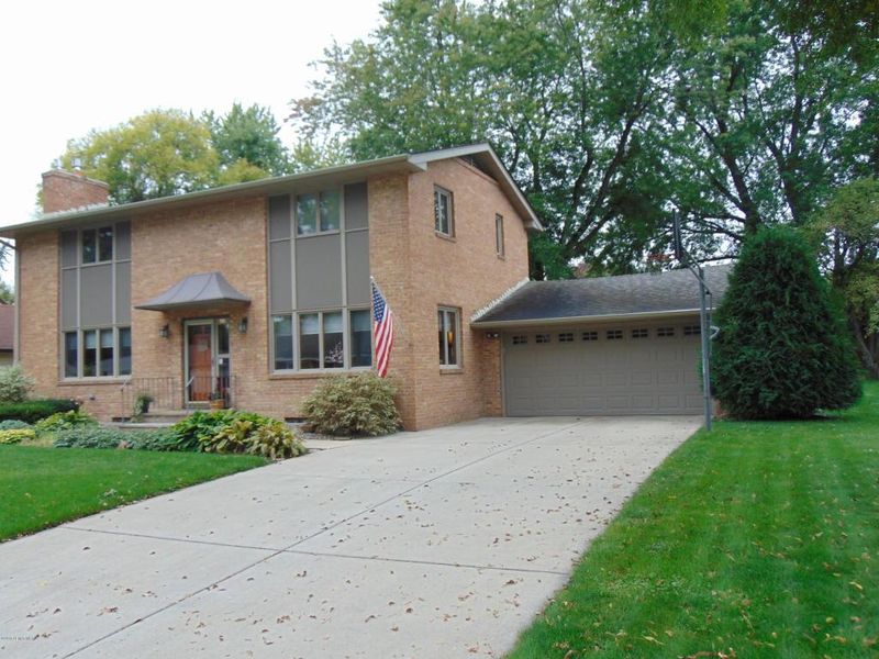 901 10th St NE, Waseca, MN 56093