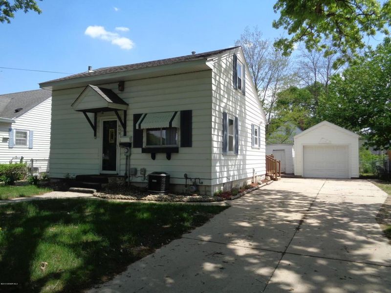 609 12th St SW, Austin, MN 55912