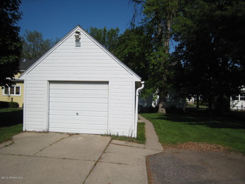 606 10th St SW, Austin, MN 55912