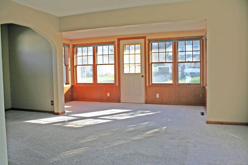 455 14th St E, Saint Charles, MN 55972