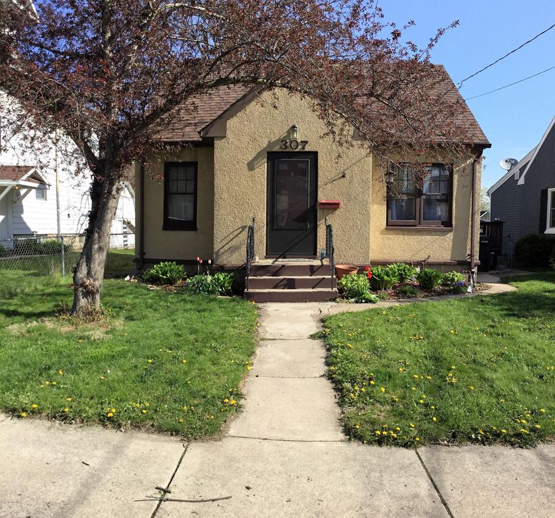 307 10th St NW, Rochester, MN 55901