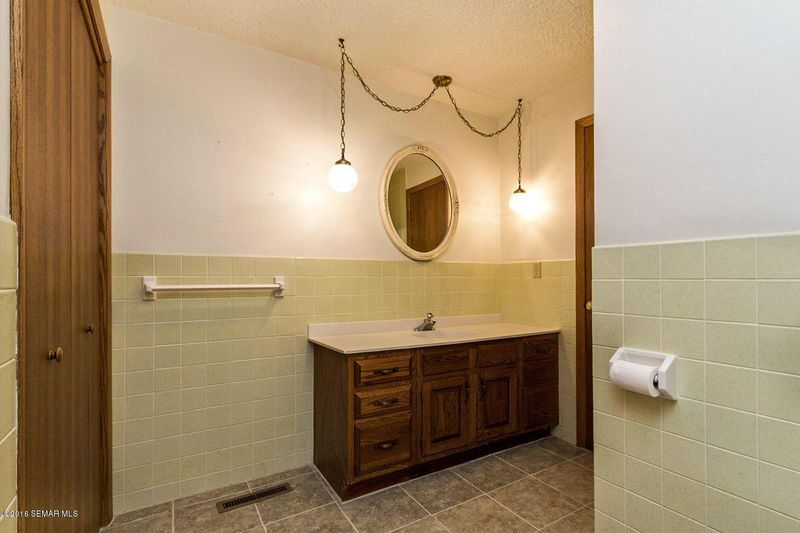 105 Cabot St E, Le Roy, MN 55951