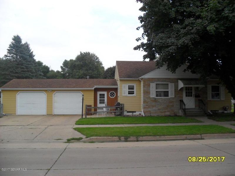 1011 8th St SE, Austin, MN 55912