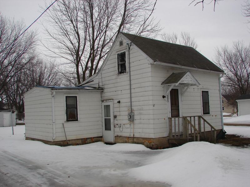 203 3rd St, Lyle, MN 55953