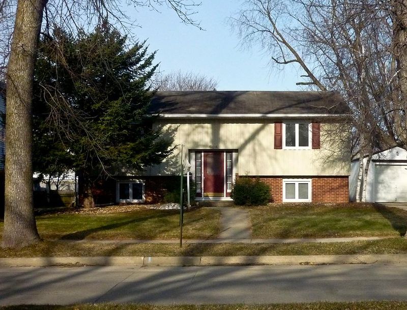 604 4th St SW, Austin, MN 55912
