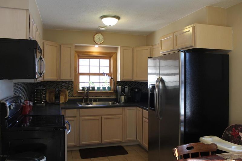 434 N 1st St, La Crescent, MN 55947