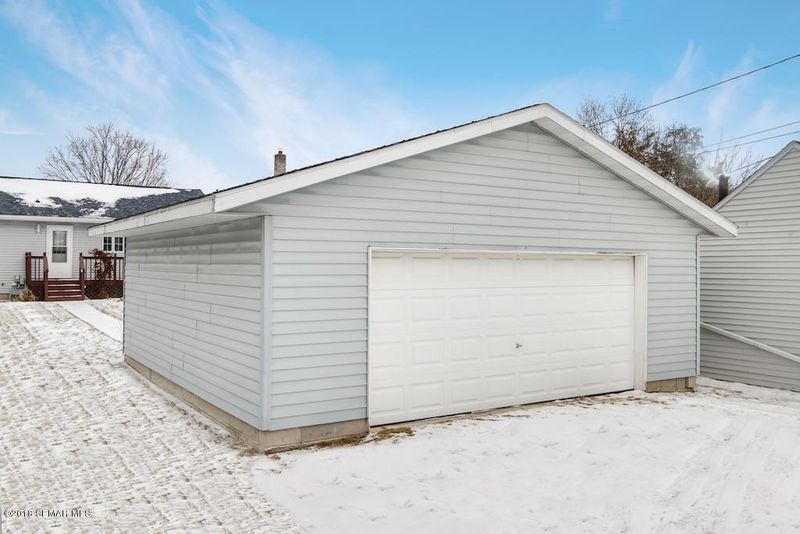 611 S 1st St, La Crescent, MN 55947