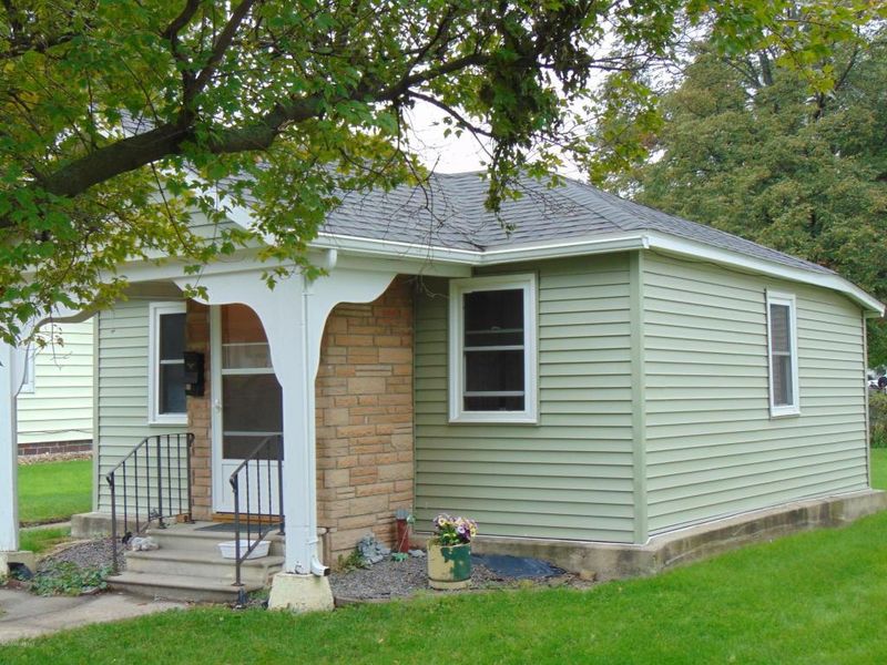 702 4th St SW, Waseca, MN 56093