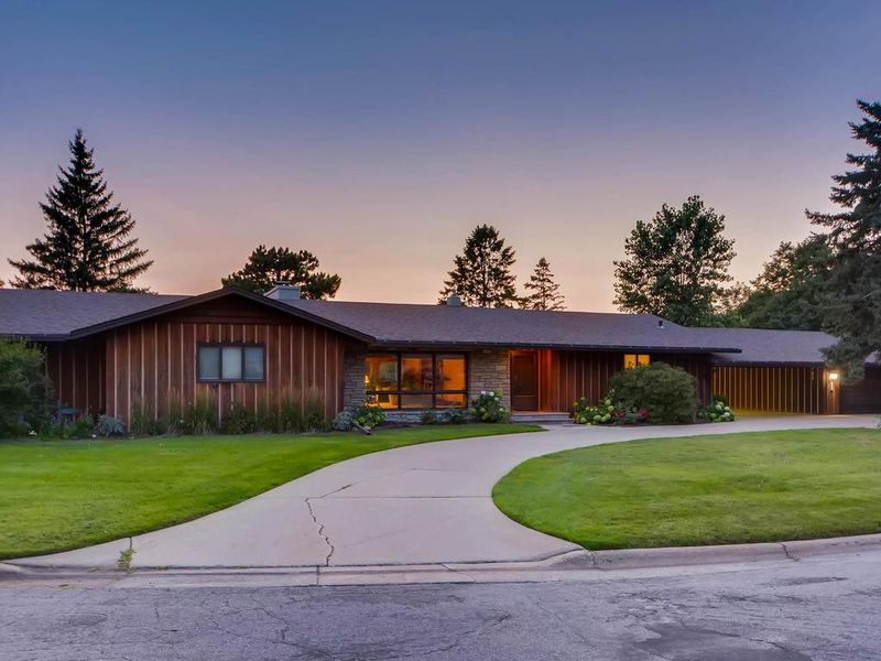 41 Orme Ct, Saint Paul, MN 55116
