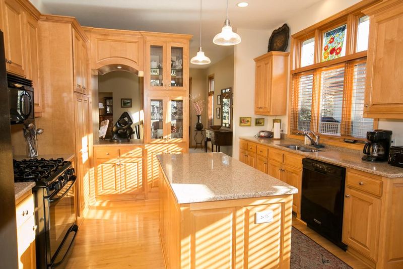 2180 Midland View Ct N, Roseville, MN 55113