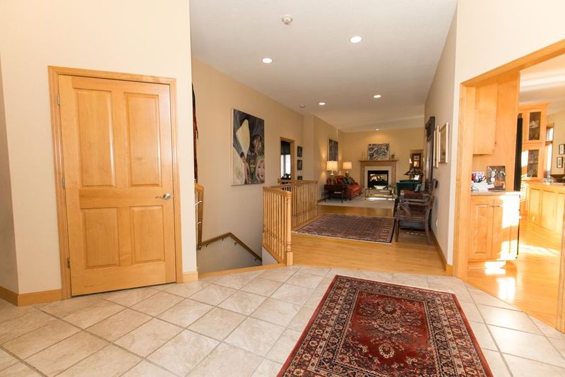 2180 Midland View Ct N, Roseville, MN 55113