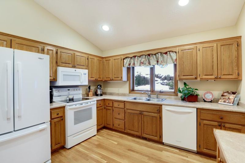 4611 Parkcliff Dr, Eagan, MN 55123