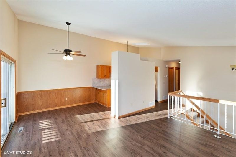 1044 Aston Cir, Burnsville, MN 55337