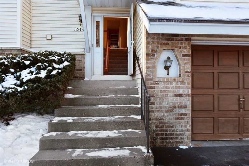 1044 Aston Cir, Burnsville, MN 55337