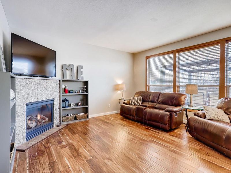 2400 Sandstone Dr, Woodbury, MN 55129