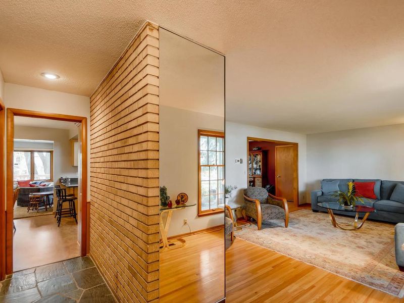 1752 James Rd, Mendota Heights, MN 55118