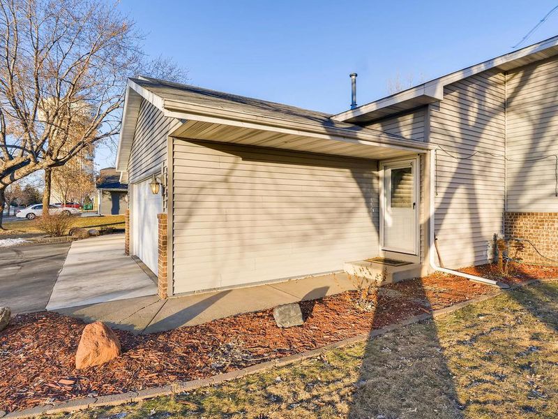 2267 Hallmark Ave N, Oakdale, MN 55128