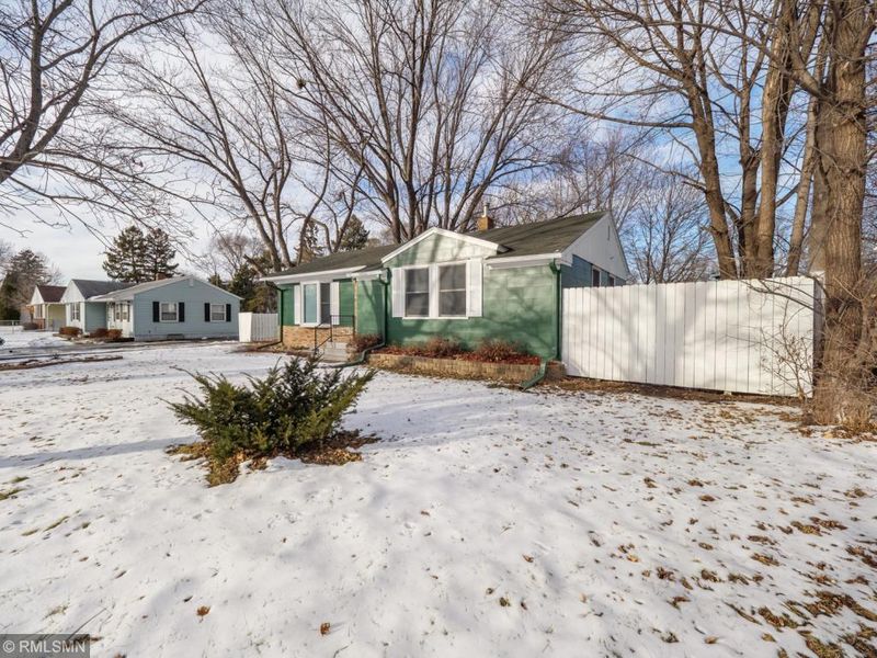 1463 Larpenteur Ave E, Maplewood, MN 55109