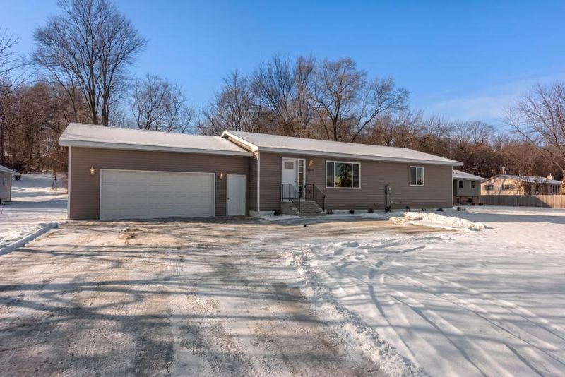 2362 Eagle Creek Blvd, Shakopee, MN 55379