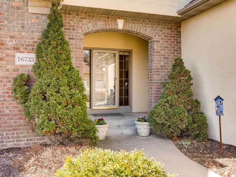 16733 Stirrup Ln, Eden Prairie, MN 55347