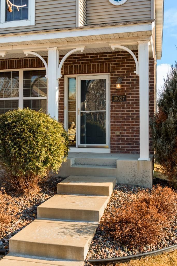 10027 Iris Ln, Eden Prairie, MN 55347