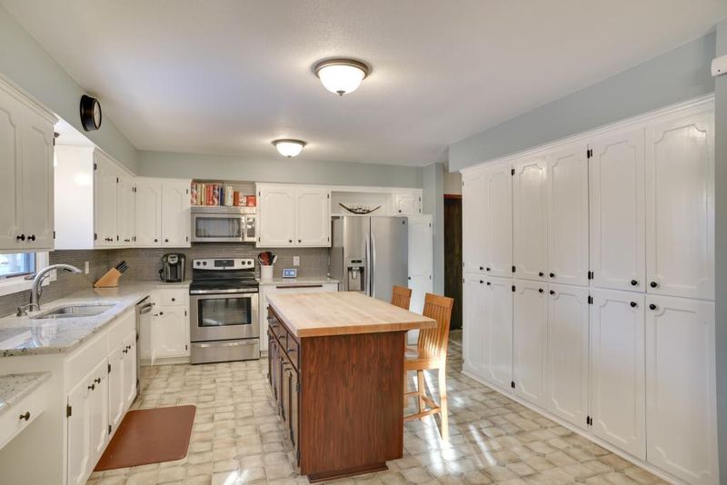 301 Circle Ln SE, Saint Michael, MN 55376