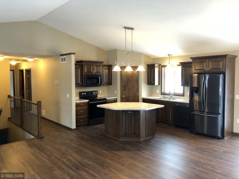 1821 Amblewood Ct, Saint Cloud, MN 56303