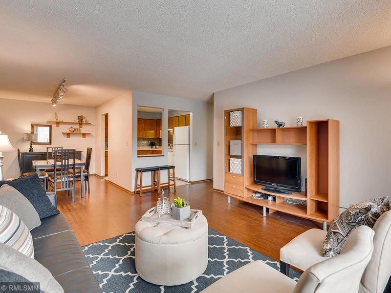 5607 Green Circle Dr #207, Minnetonka, MN 55343