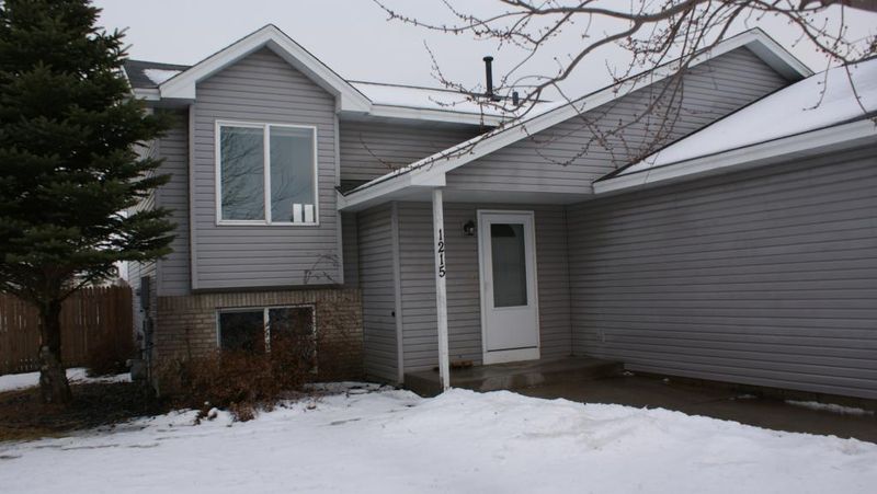1215 10th Ave SE, Cambridge, MN 55008