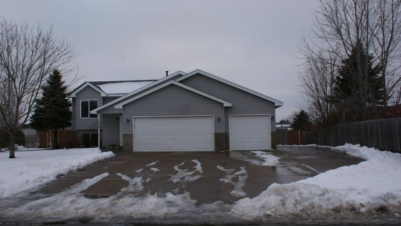 1215 10th Ave SE, Cambridge, MN 55008