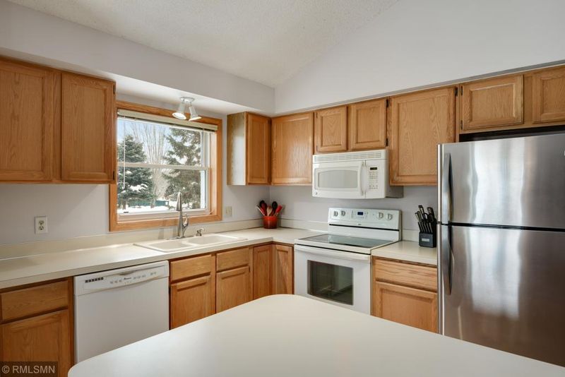 10395 Lee Dr, Eden Prairie, MN 55347
