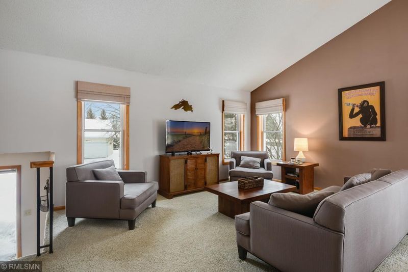 10395 Lee Dr, Eden Prairie, MN 55347